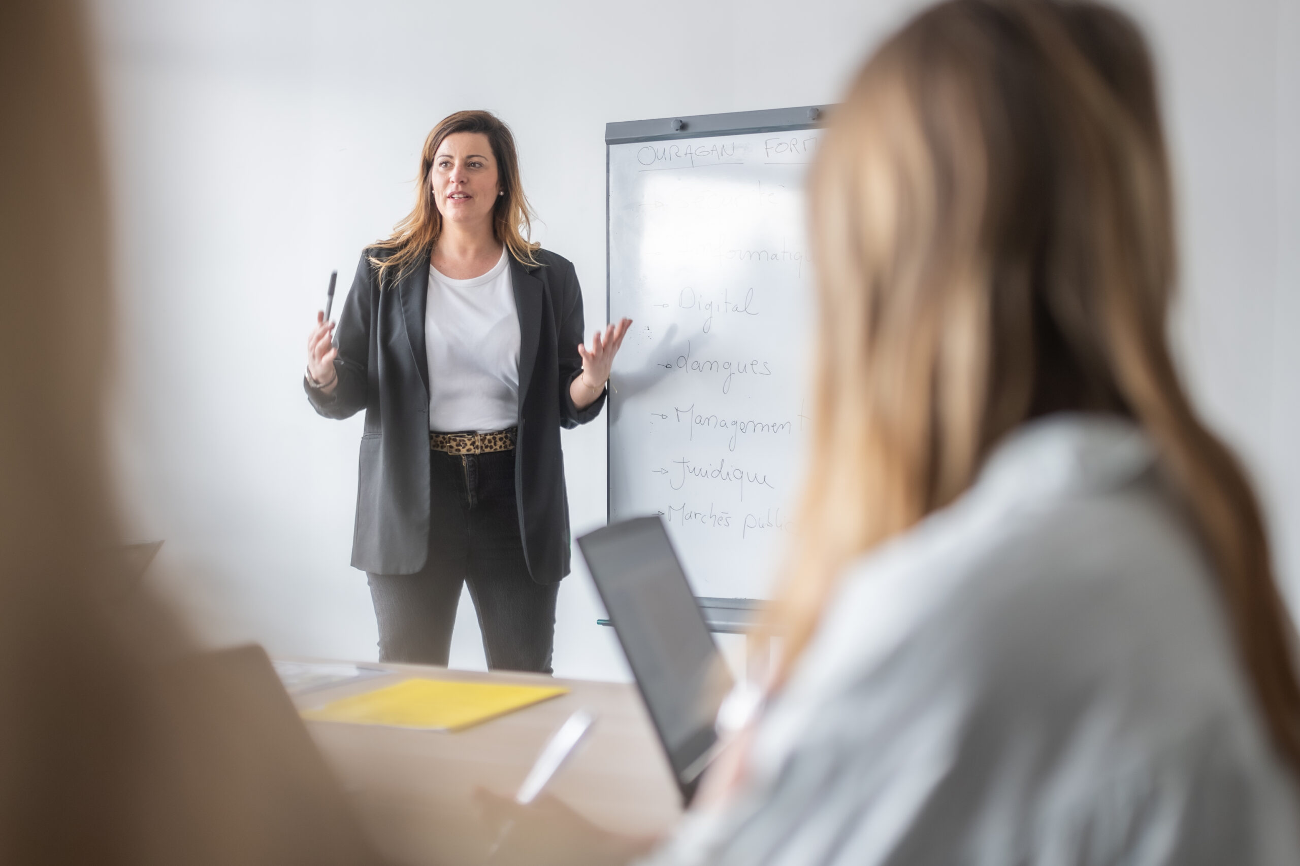 Présentation des programmes de formations professionnelles par une formatrice expérimentée